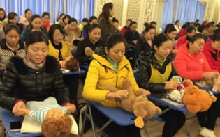 婴儿游泳馆加盟培训讲解现场，加盟指导培训